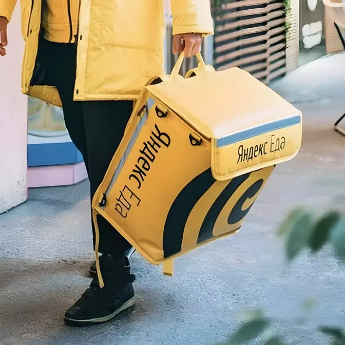 Курьер с термосумкой